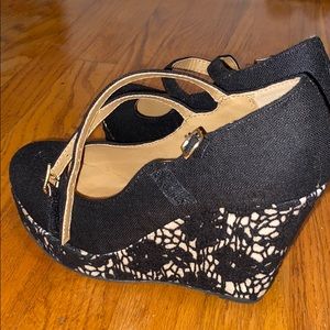 Black wedges